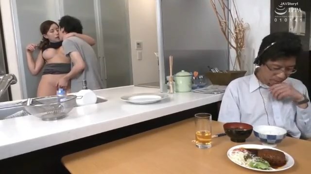 Membantu Ibu Memasak 2 Ibu Anak Ngentot Didapur Gak Ketahuan Suami